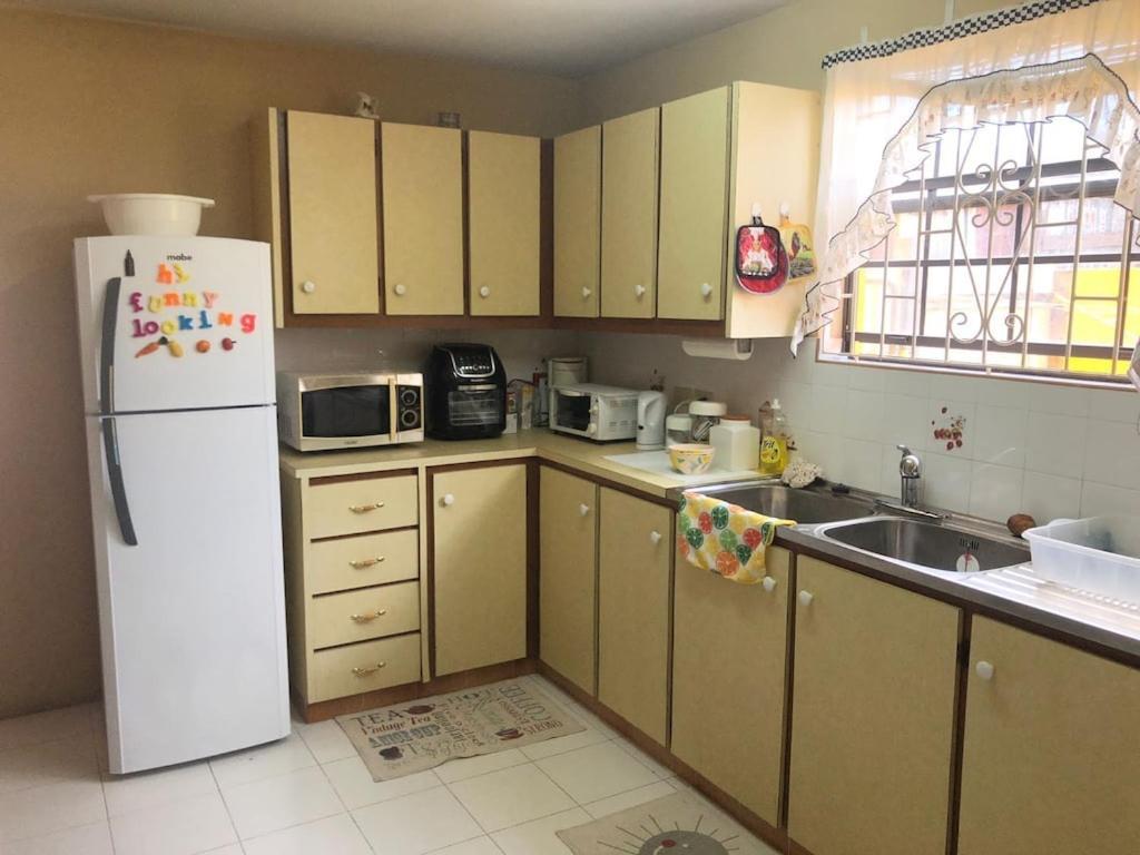 Donamae 2 Story Barbados House Villa บริดจ์ทาวน์ ภายนอก รูปภาพ