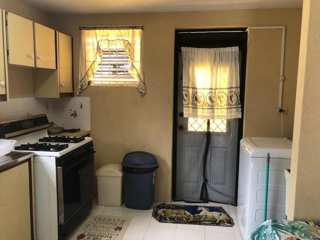 Donamae 2 Story Barbados House Villa บริดจ์ทาวน์ ภายนอก รูปภาพ