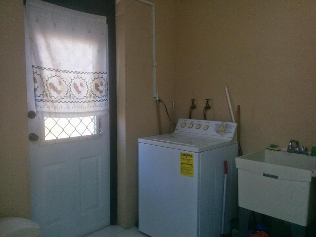 Donamae 2 Story Barbados House Villa บริดจ์ทาวน์ ภายนอก รูปภาพ